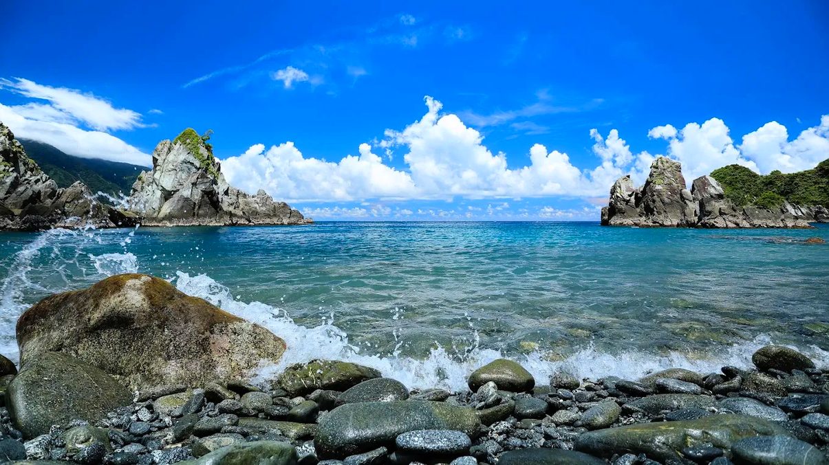 海面、礁岩與湧泉交錯，粉鳥林漁港適合慢慢走的一天