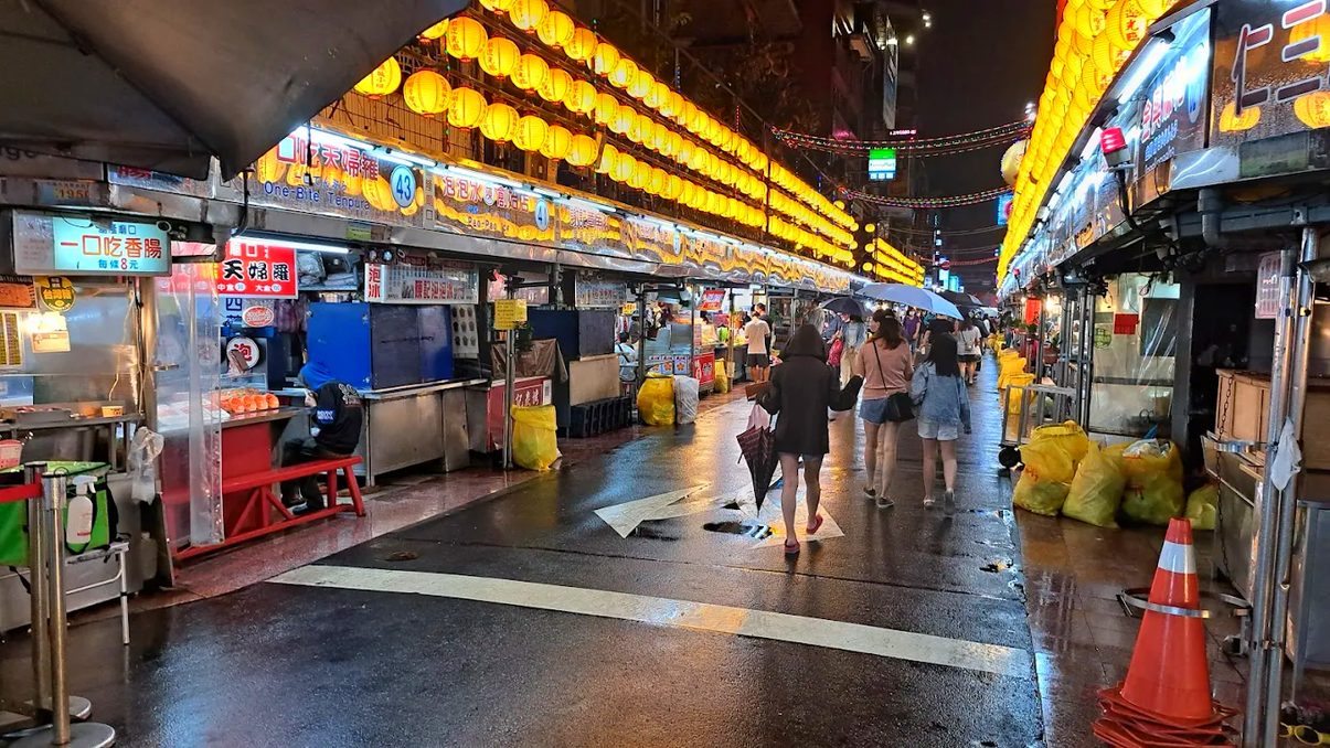 基隆廟口夜市的必吃美食與購物攻略
