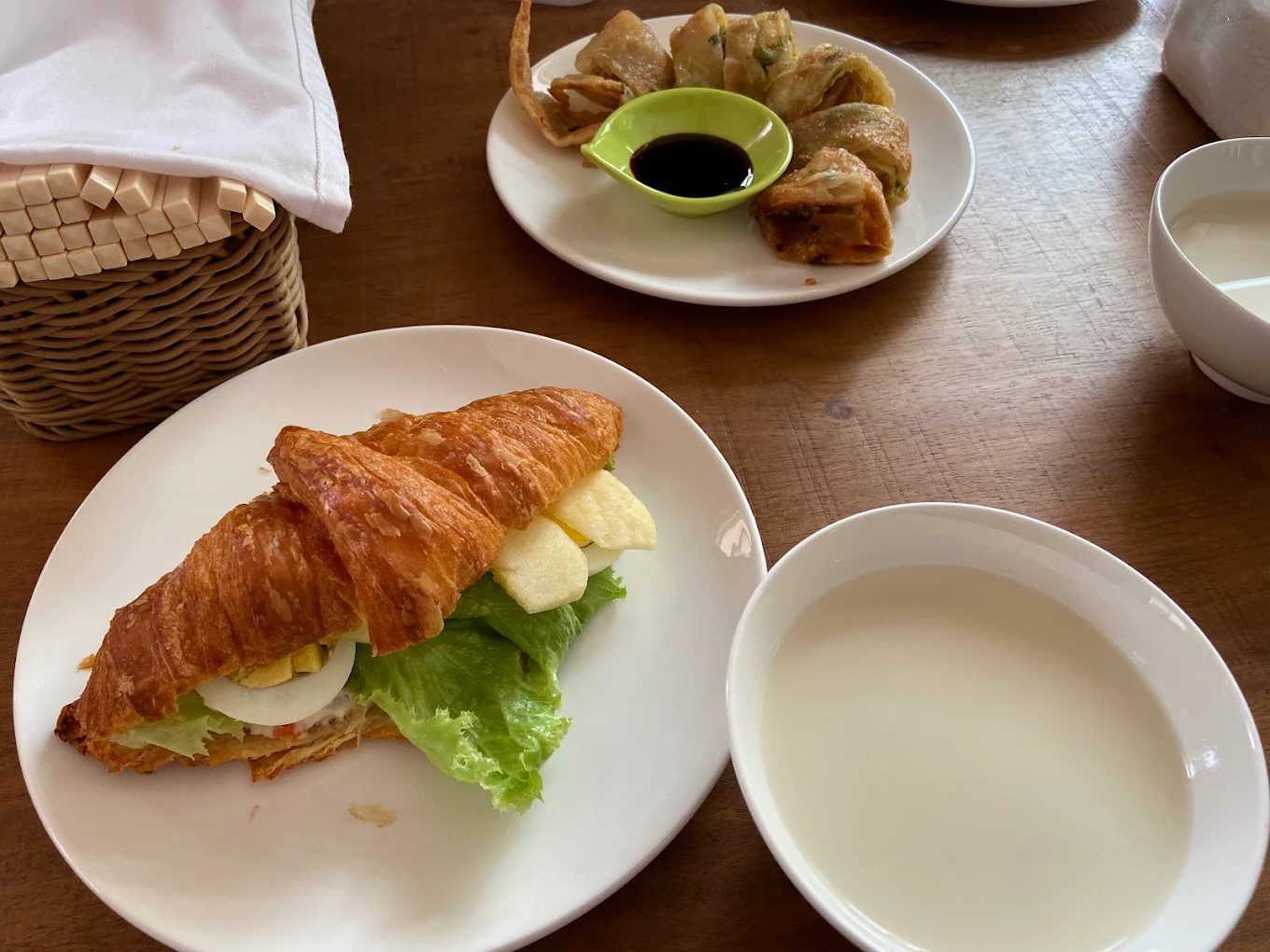 🌿 新竹新埔絕美鄉村秘境!馥橙芳園民宿一泊二食體驗、草莓採果、英式建築超好拍