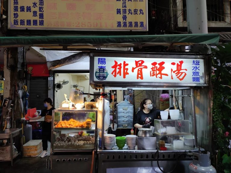 高雄六合夜市美食懶人包｜人氣小吃推薦、必吃攻略與探訪時間一次看！