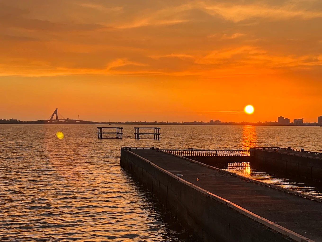 東港一日遊攻略｜大鵬灣、華僑市場、夕陽海景與黑鮪魚美食全收錄！