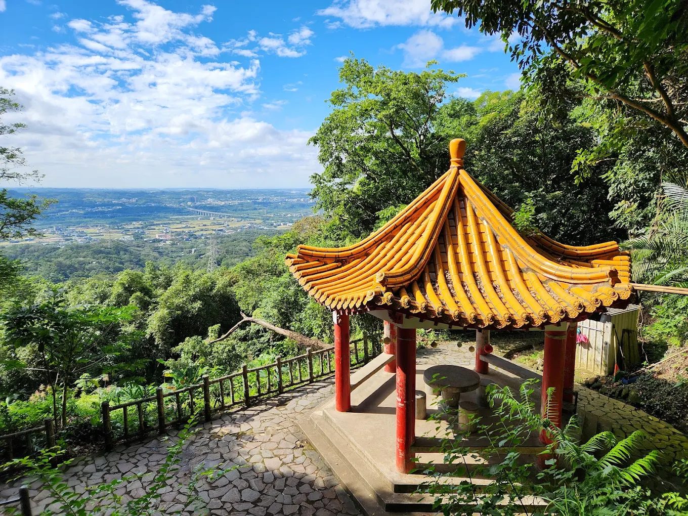 飛鳳山步道林蔭茂密,遊客行走其中