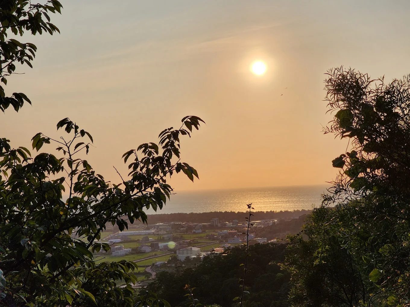 鳳崎落日步道夕陽美景,金黃色光芒灑落