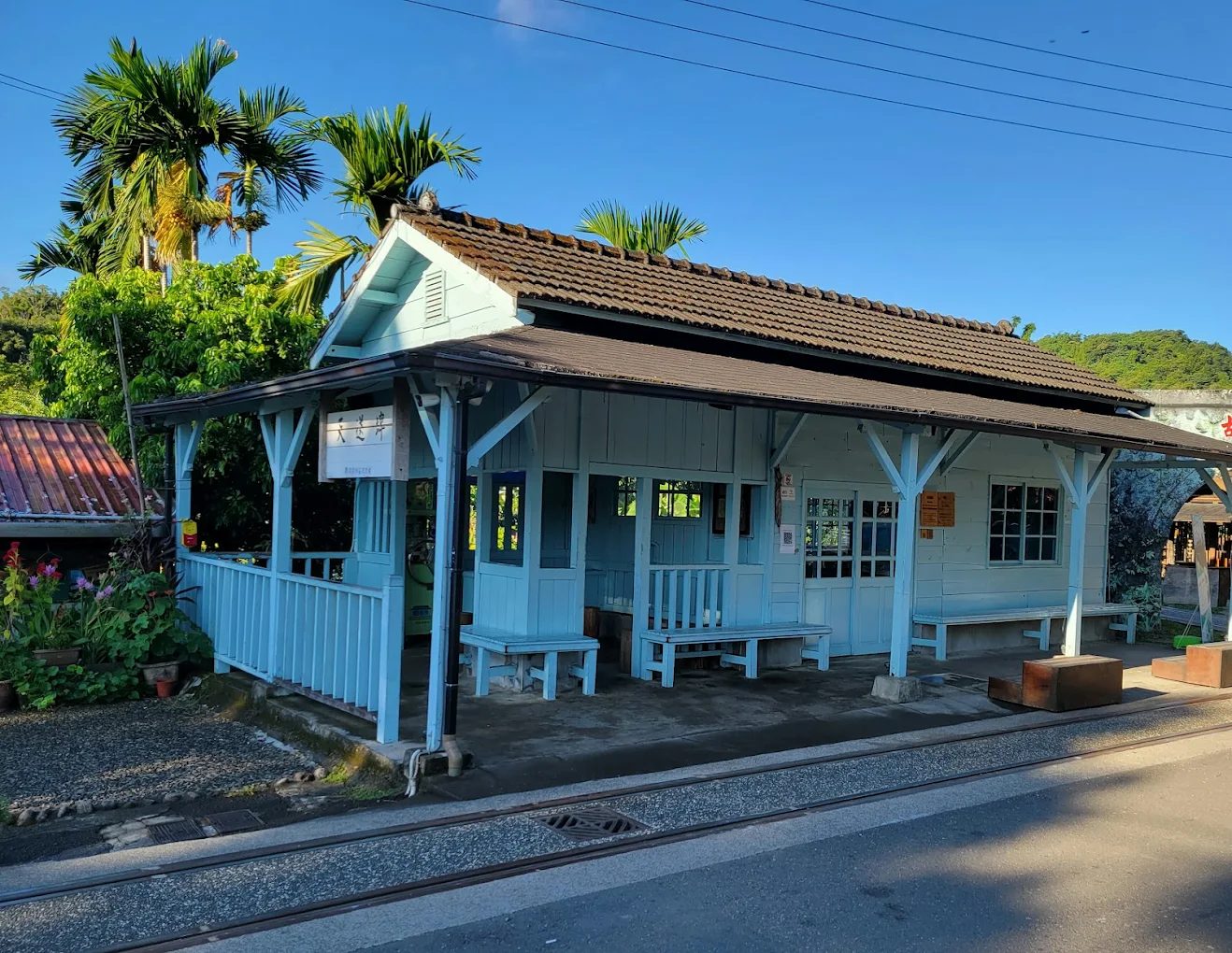 天送埤車站那夢幻的湛藍木構建築，令人心神嚮往