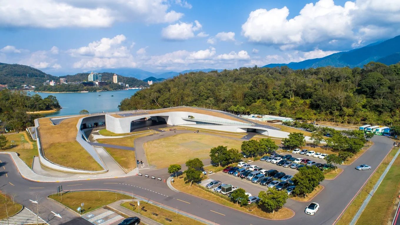 台灣十大必訪絕美景點:從湖光山色到夢幻飛機景,開啟你的探索之旅