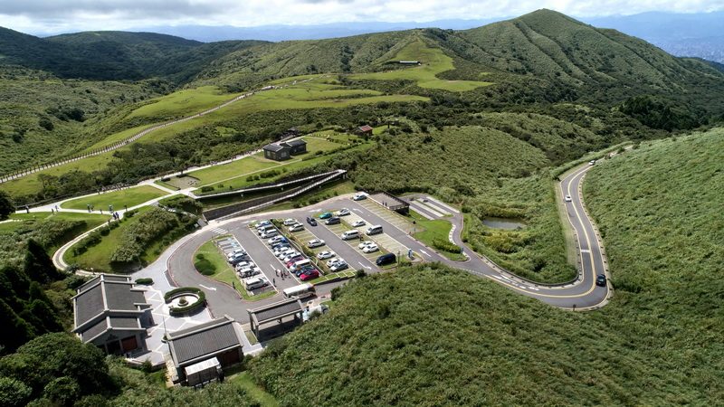 台北陽明山擎天崗一日遊｜壯麗草原、牛隻漫步、親子踏青全攻略
