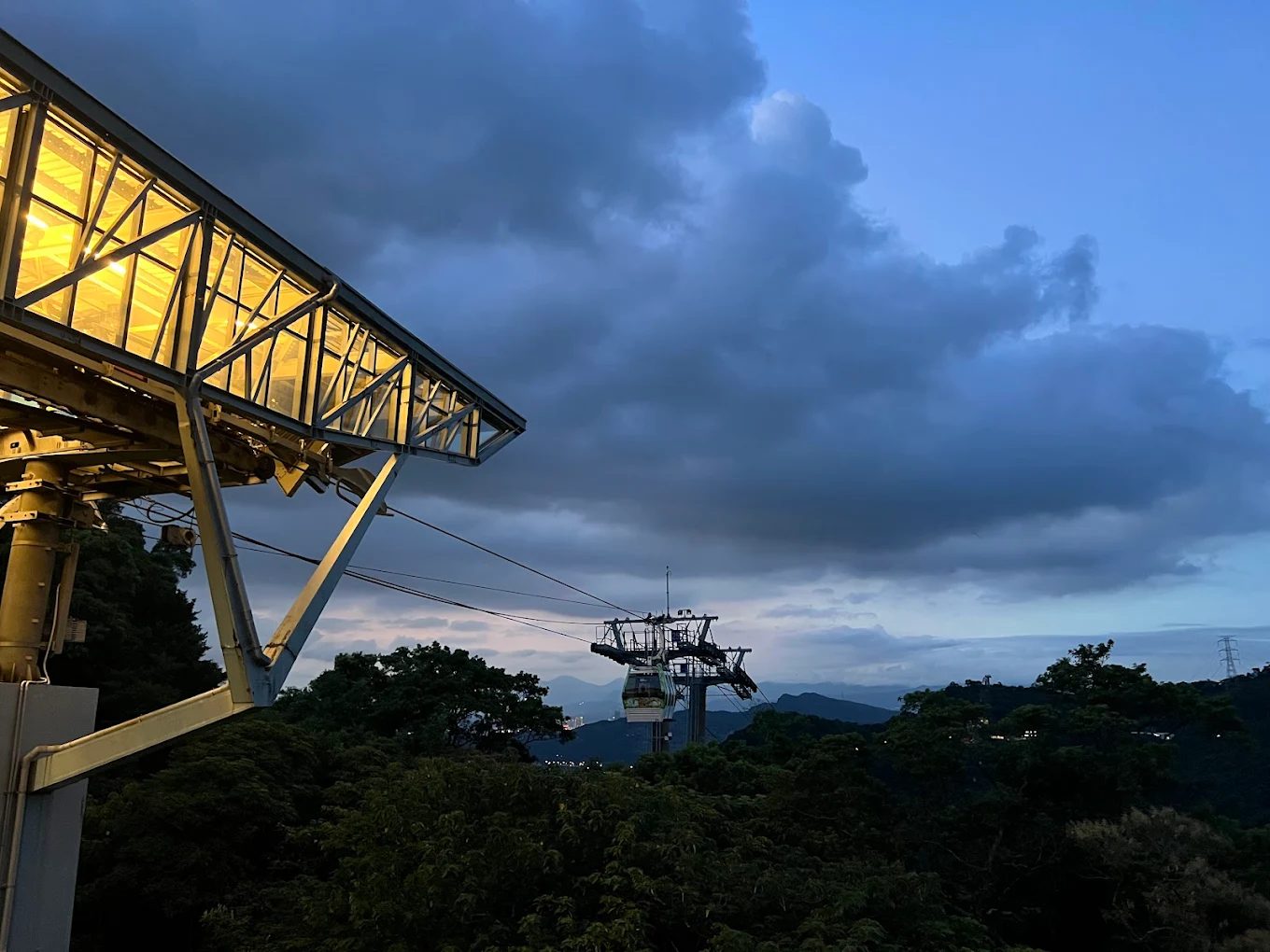 🚡 台北貓空纜車一日遊全攻略|水晶車廂、茶香美食、夕陽夜景全收錄!