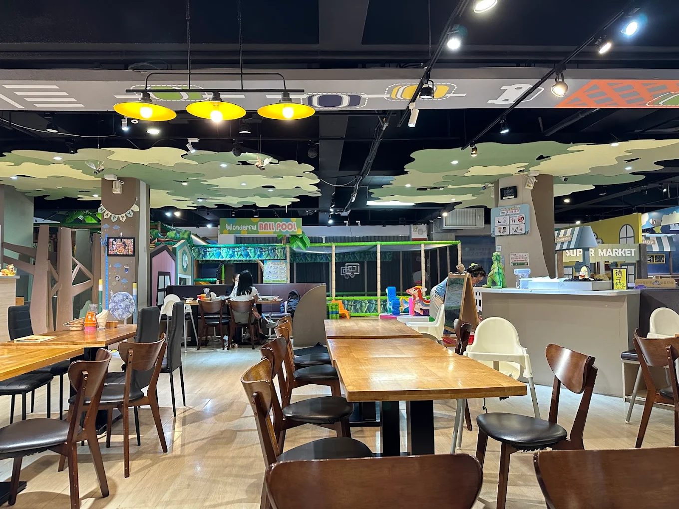 親子餐廳內部與遊樂空間