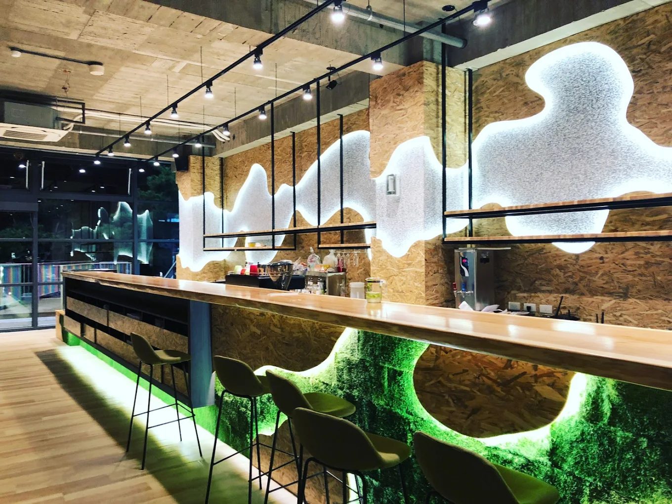 寵物親子餐廳的互動場景