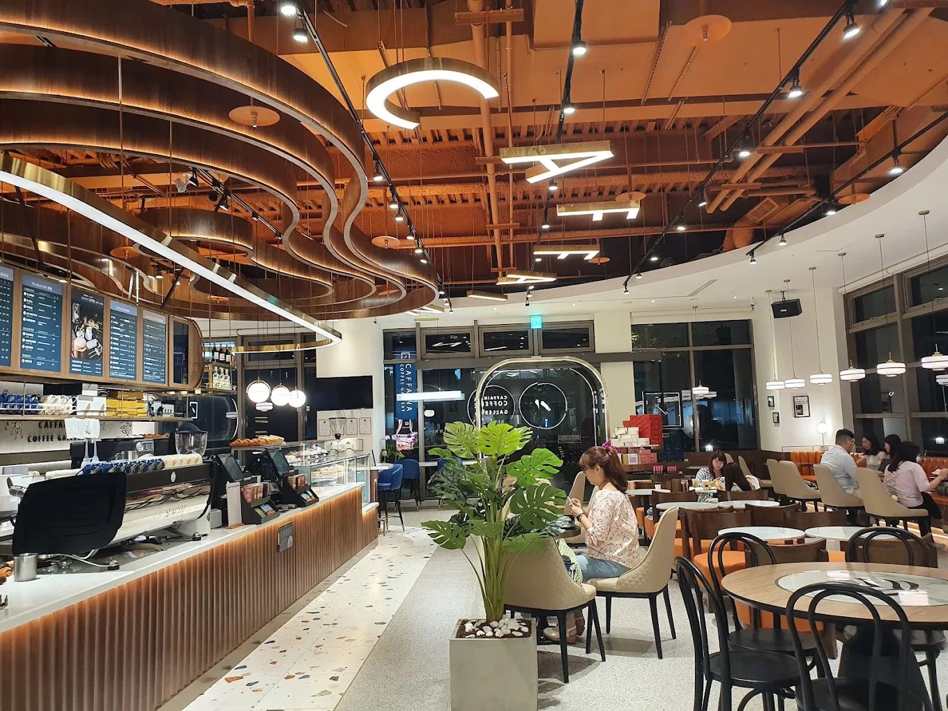 🌿 台北內湖一日遊：景點推薦！看城市美景、散步湖畔、挑戰登山步道一次滿足