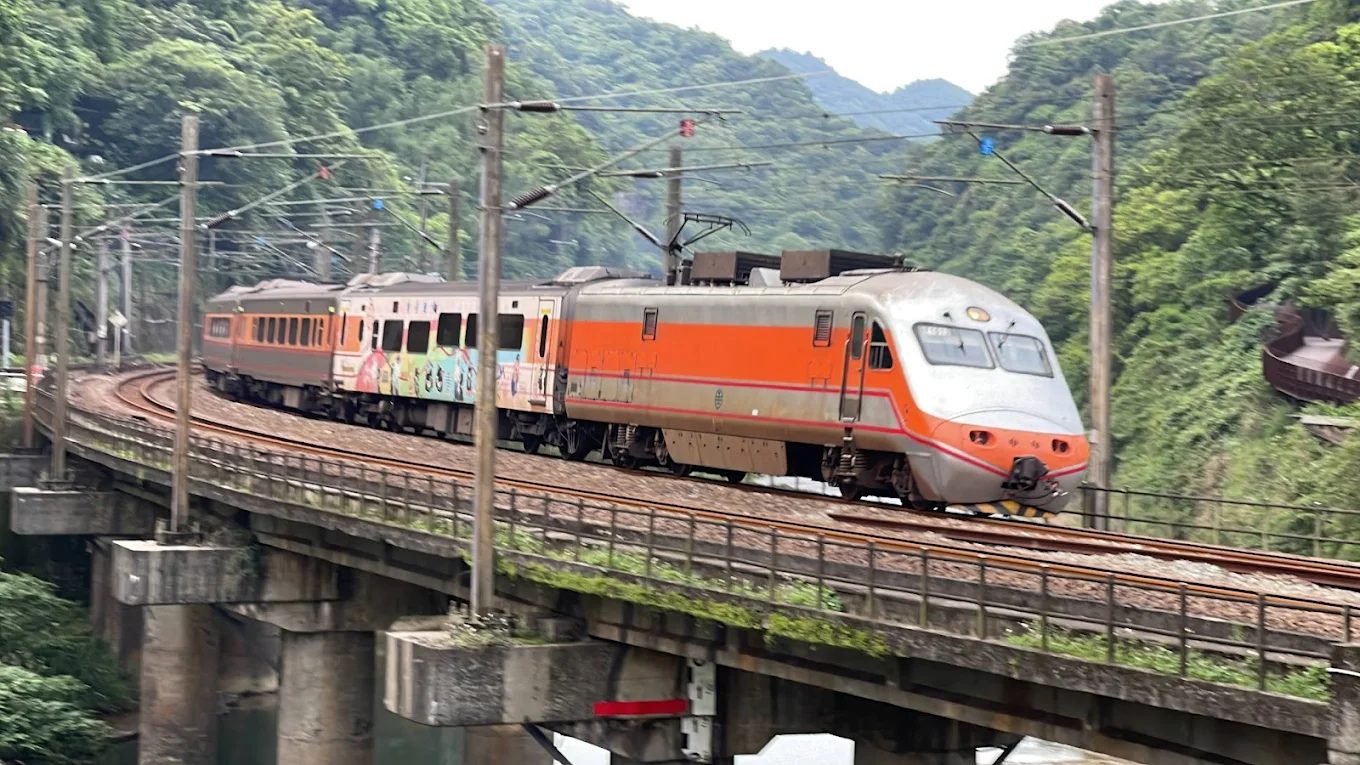 🚂 平溪線旅遊攻略｜發掘宜蘭線分岔的火車秘境，一日走訪菁桐、平溪、十分