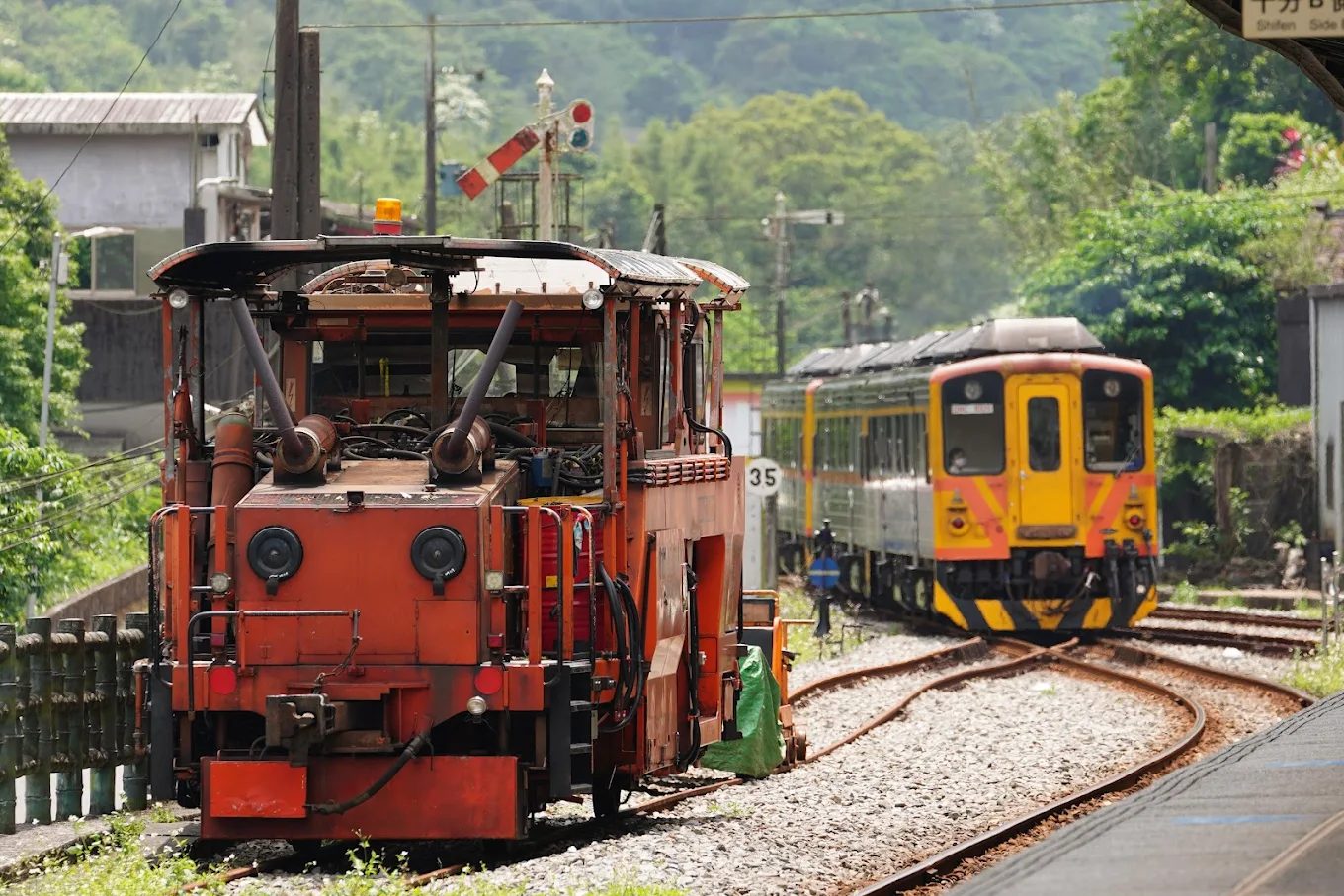 🚂 平溪線旅遊攻略｜發掘宜蘭線分岔的火車秘境，一日走訪菁桐、平溪、十分