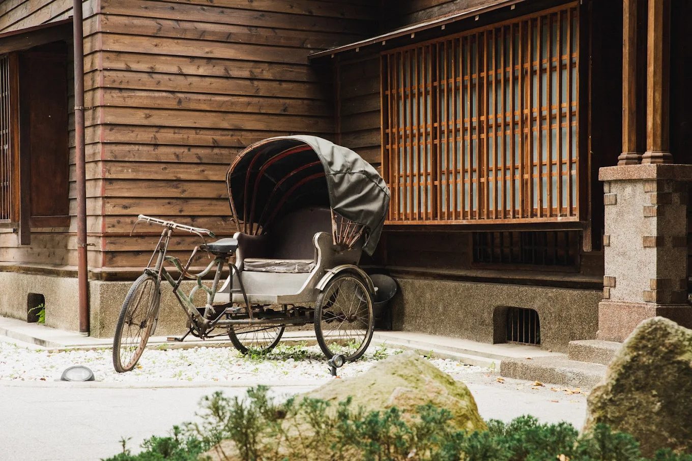 靜心苑｜松山療養所所長宿舍：療癒日式古蹟，沉浸美食與藝術的靜謐空間