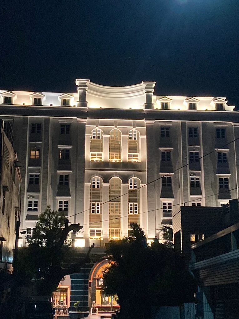 台東市區夜間風情，各大飯店皆鄰近繁華商圈，交通極其便利