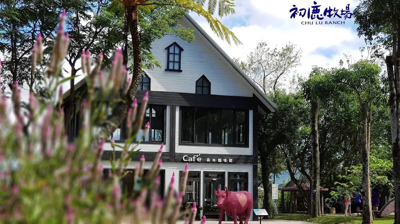 初鹿牧場一日遊攻略｜親子互動餵動物、美食、滑草全體驗