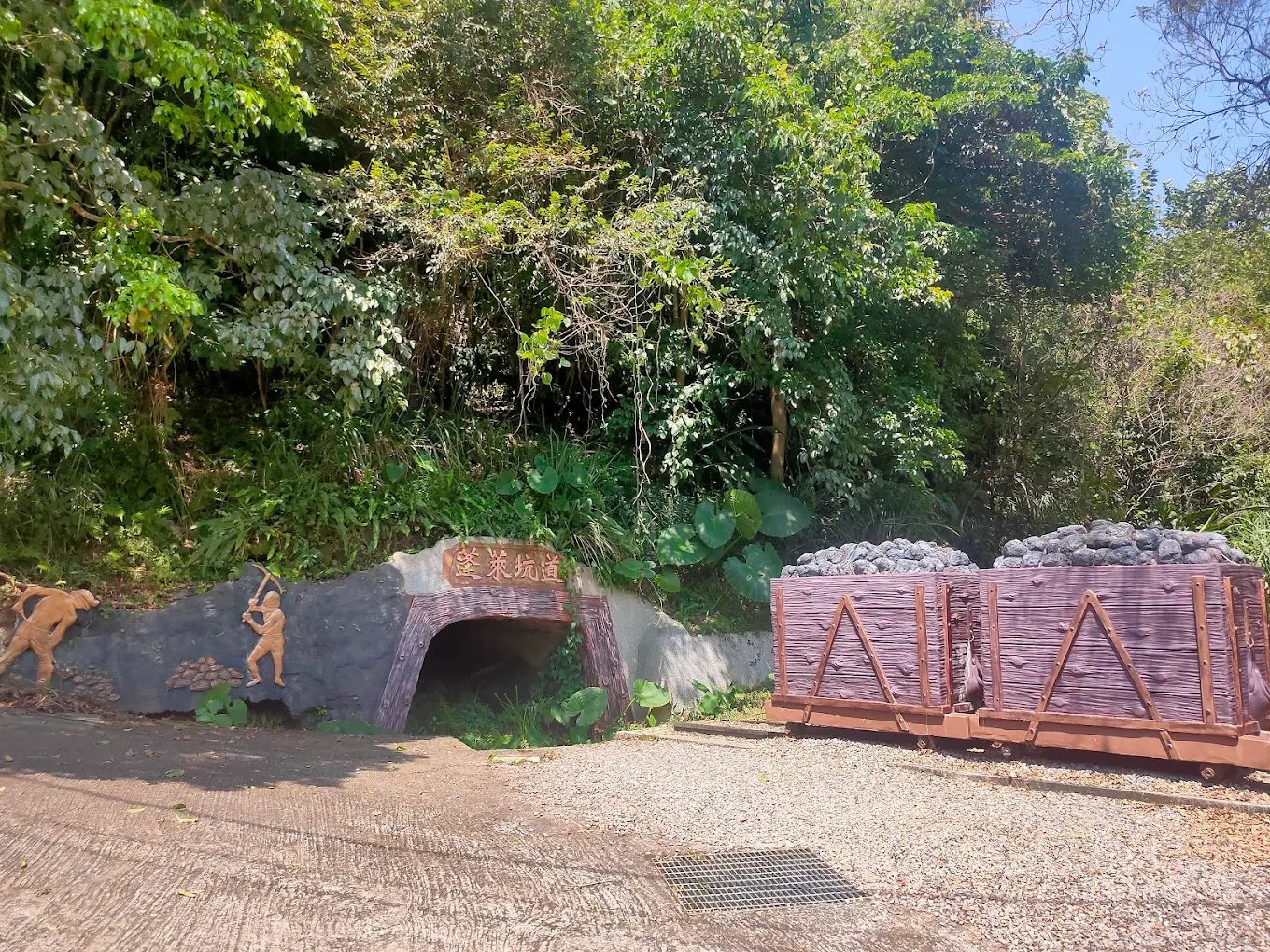 四十二份湧泉自然生態步道｜苗栗南庄親子景點推薦，漫遊清涼湧泉與鯉魚潭夢幻平臺