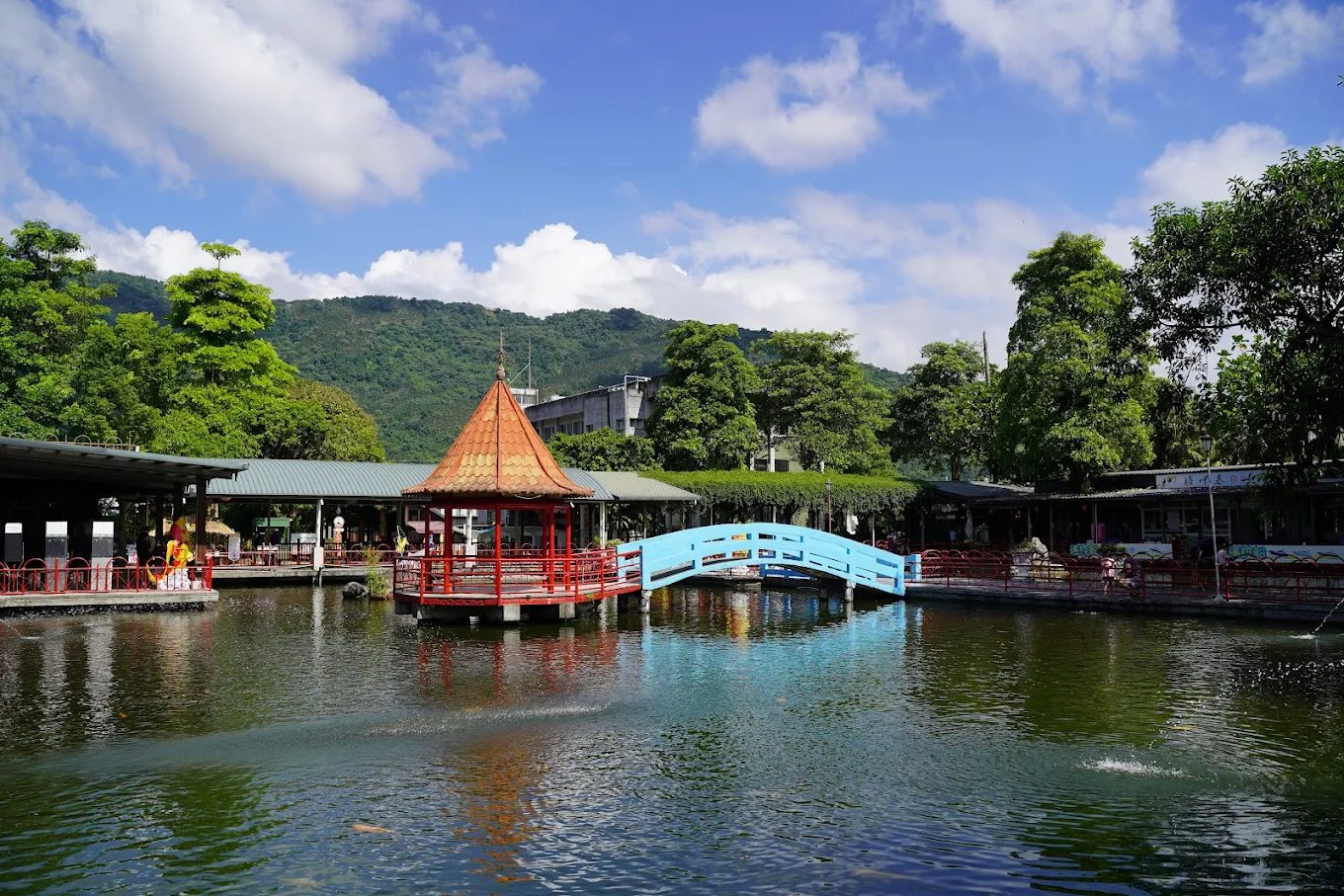 漪漣園水池與涼亭，環境清幽宜人