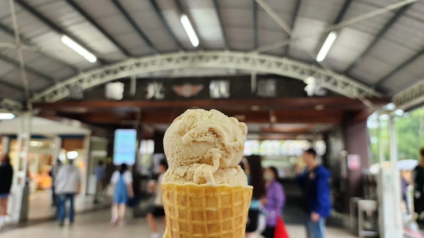 遊客開心地享用光復糖廠知名的手工冰淇淋