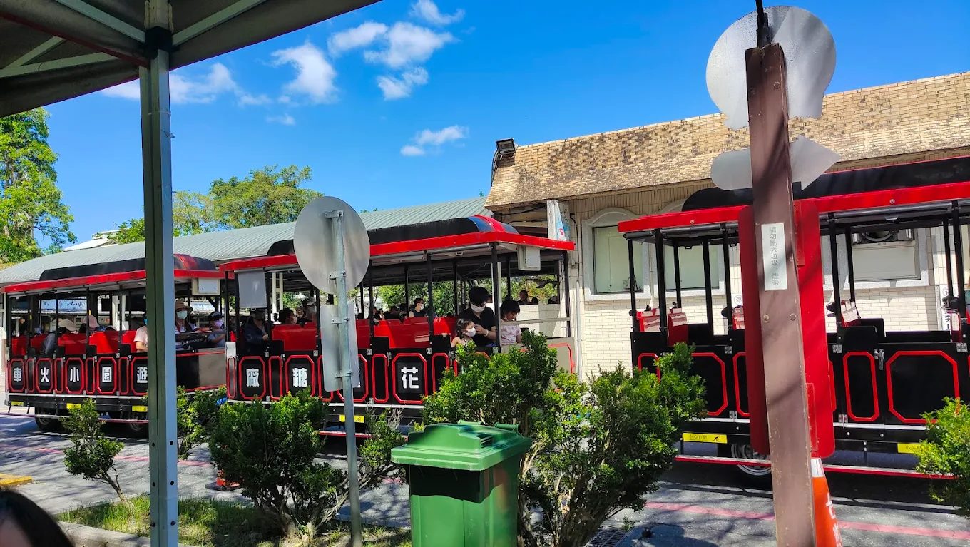 製糖工廠內部導覽，展示宏偉的工業機具