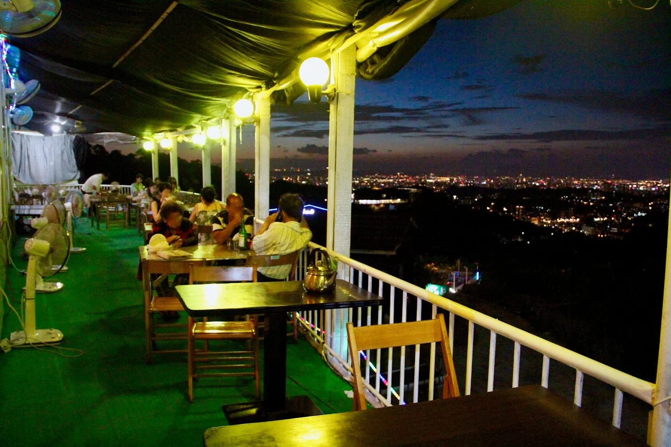 黃昏時刻繽紛的貓空纜車