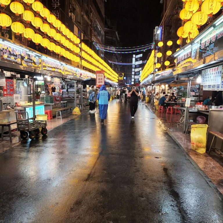 探索基隆廟口：你不可錯過的夜市美食與精彩活動