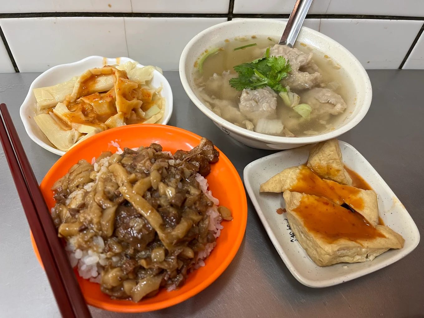 🎯 基隆廟口夜市美食攻略：在地人推薦 人氣攤位，來基隆不能錯過這些小吃！