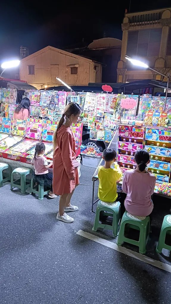 📌《台東四維夜市必吃攻略：在地人推薦的人氣小吃與逛街重點一次看！》