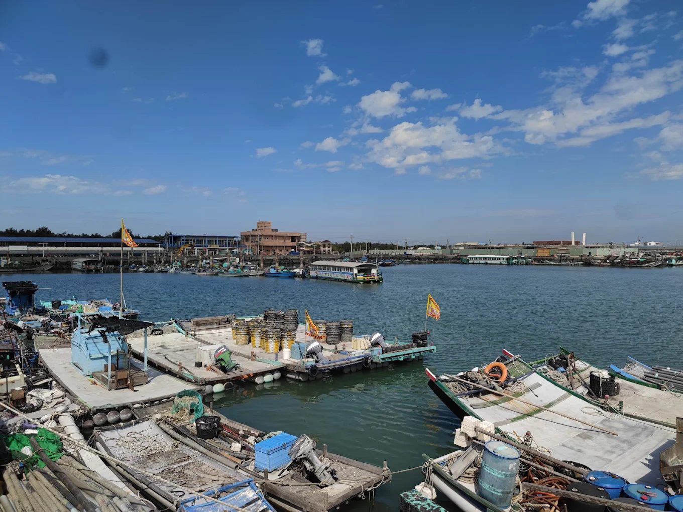 在地人激推！嘉義東石牛港魚池烤蚵吃到飽｜現烤海鮮熱炒自助餐超澎湃