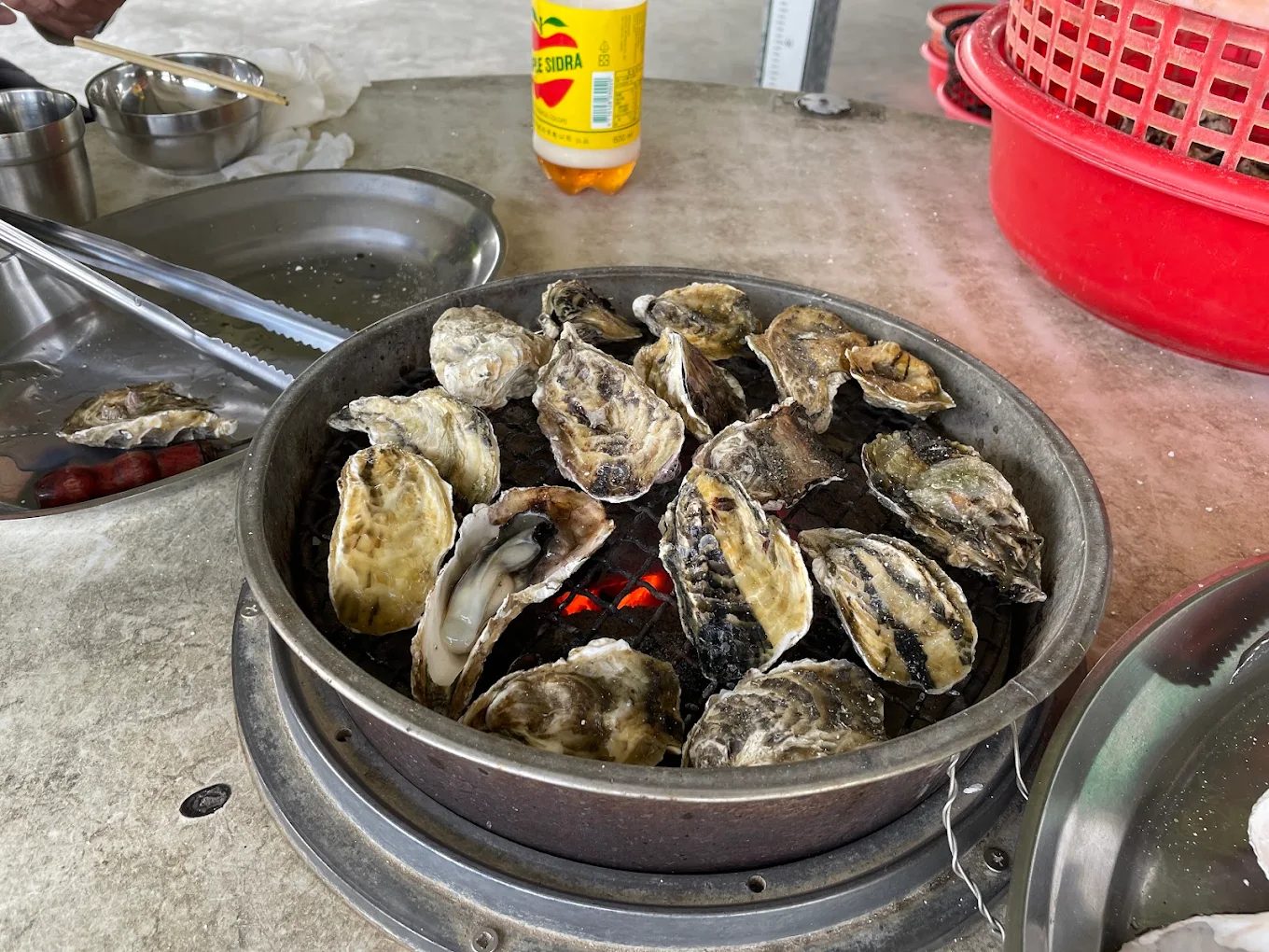 在地人激推！嘉義東石牛港魚池烤蚵吃到飽｜現烤海鮮熱炒自助餐超澎湃
