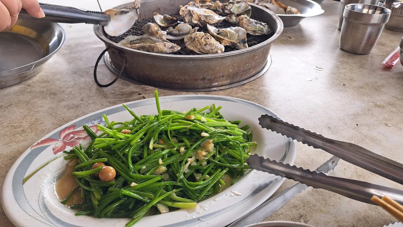 在地人激推！嘉義東石牛港魚池烤蚵吃到飽｜現烤海鮮熱炒自助餐超澎湃