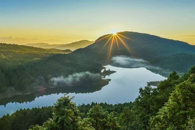 台灣山上走走｜必訪阿里山日出、合歡山花卉秘境與 HANA 廚房美食攻略 