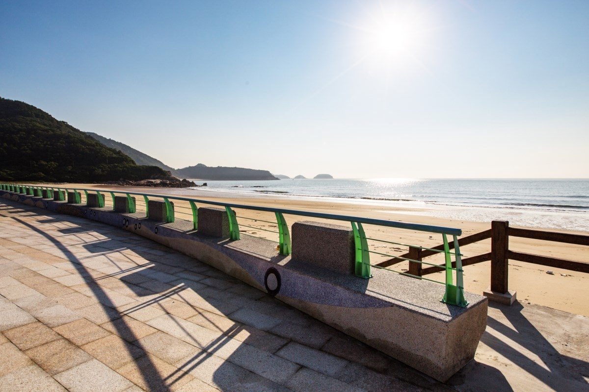 沿著馬祖南竿到北竿的海岸線慢慢走，看藍眼淚與漁村石屋交織的島嶼時光