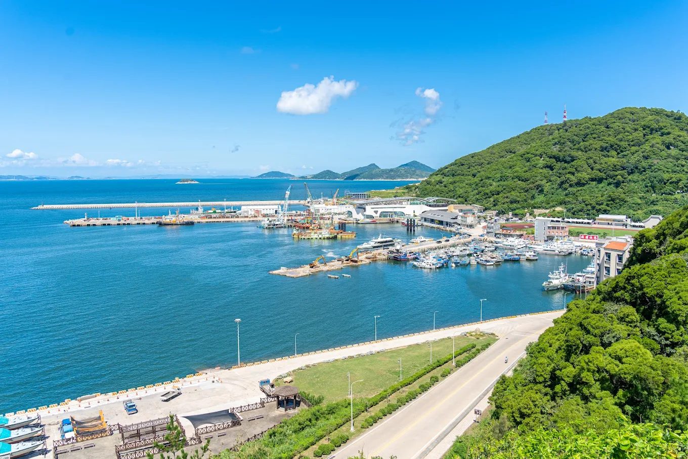 沿著馬祖南竿到北竿的海岸線慢慢走，看藍眼淚與漁村石屋交織的島嶼時光