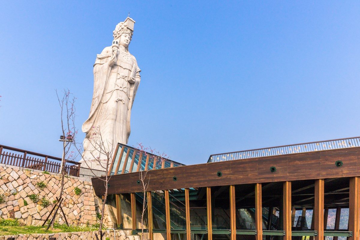 在馬祖南竿與北竿之間慢慢行走，從芹壁石屋到雲臺山視野，讓海風帶你看見群島輪廓