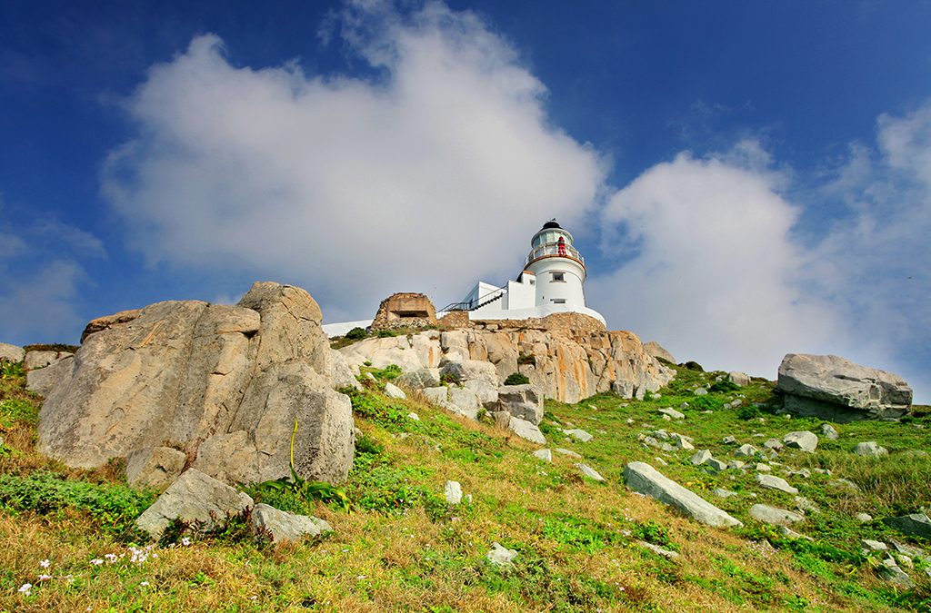 矗立在斷崖上的東引燈塔，展現歐風優雅氣息