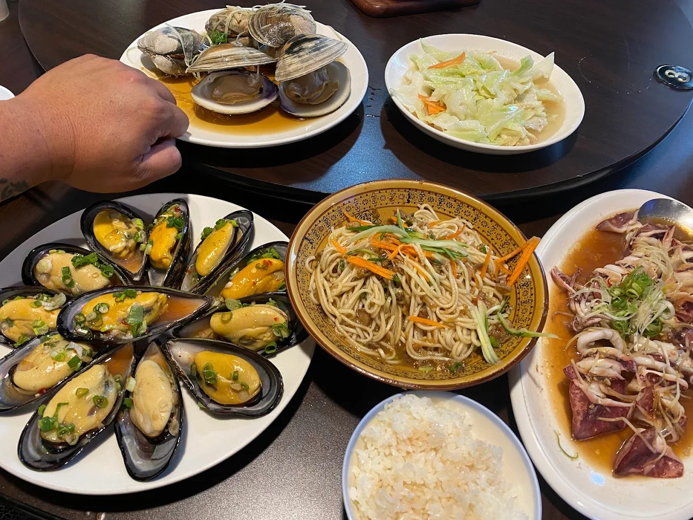 迎著海風飛往馬祖連江縣慢慢走島，看芹壁石屋與藍眼淚在夜海裡悄悄亮起