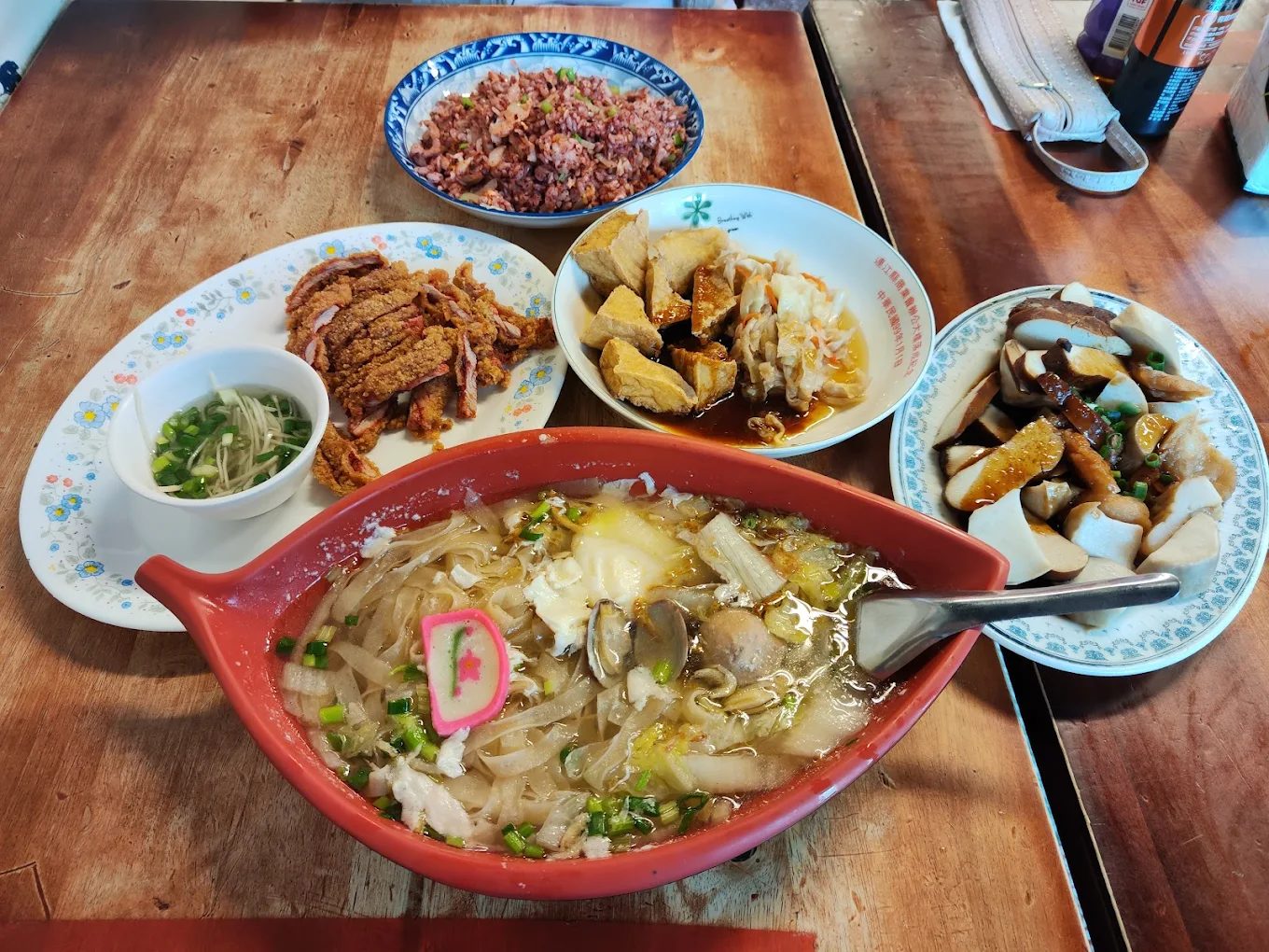 假日小館的精緻海鮮，吸引無數遊客前來朝聖