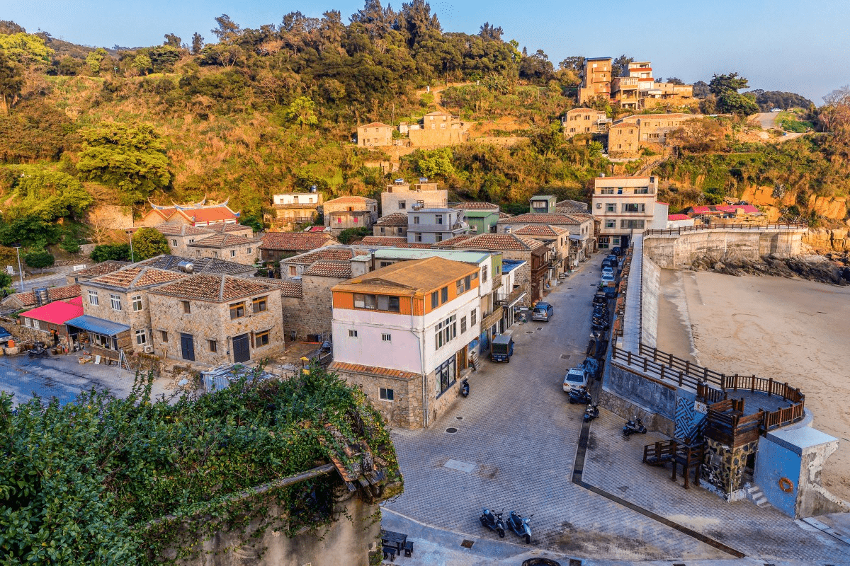沿著馬祖南竿到北竿的海岸線慢慢走，看藍眼淚與漁村石屋交織的島嶼時光