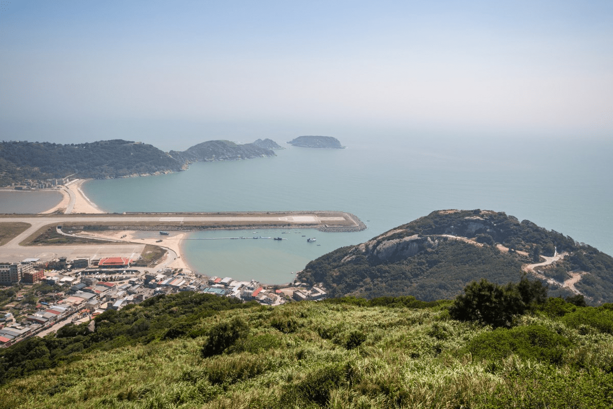 沿著馬祖南竿到北竿的海岸線慢慢走，看藍眼淚與漁村石屋交織的島嶼時光