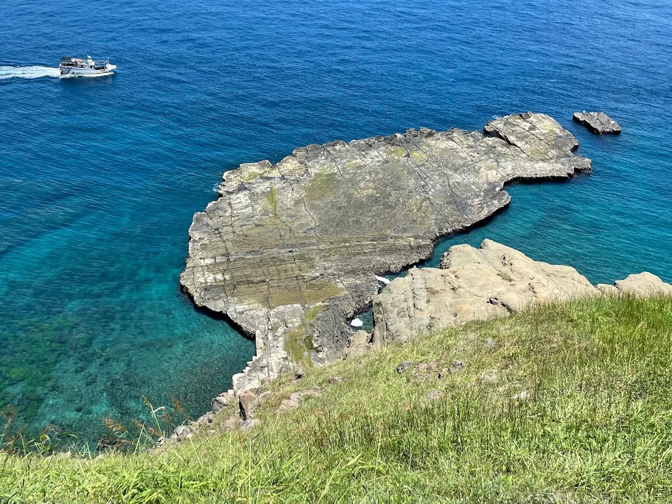 🌿 老梅沙灘與台灣海岸秘境特輯｜綠石槽奇景、浮潛導覽、日出攝影，走訪五大人氣濱海景點