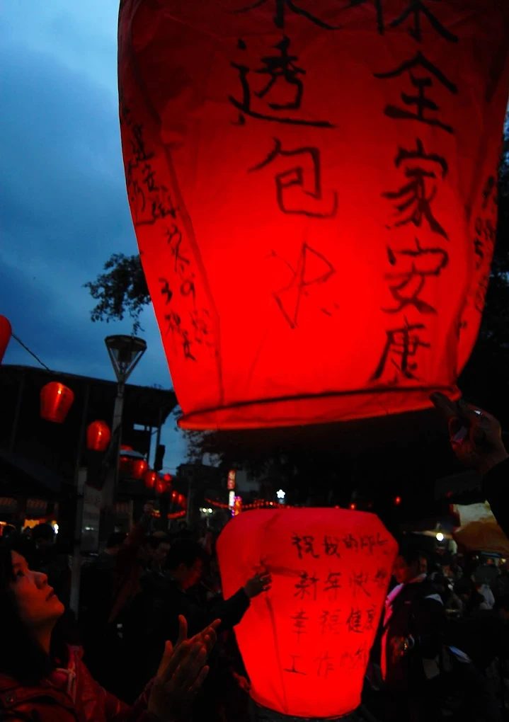 放天燈祈福去！探索平溪天燈文化、老街美食與DIY體驗全攻略