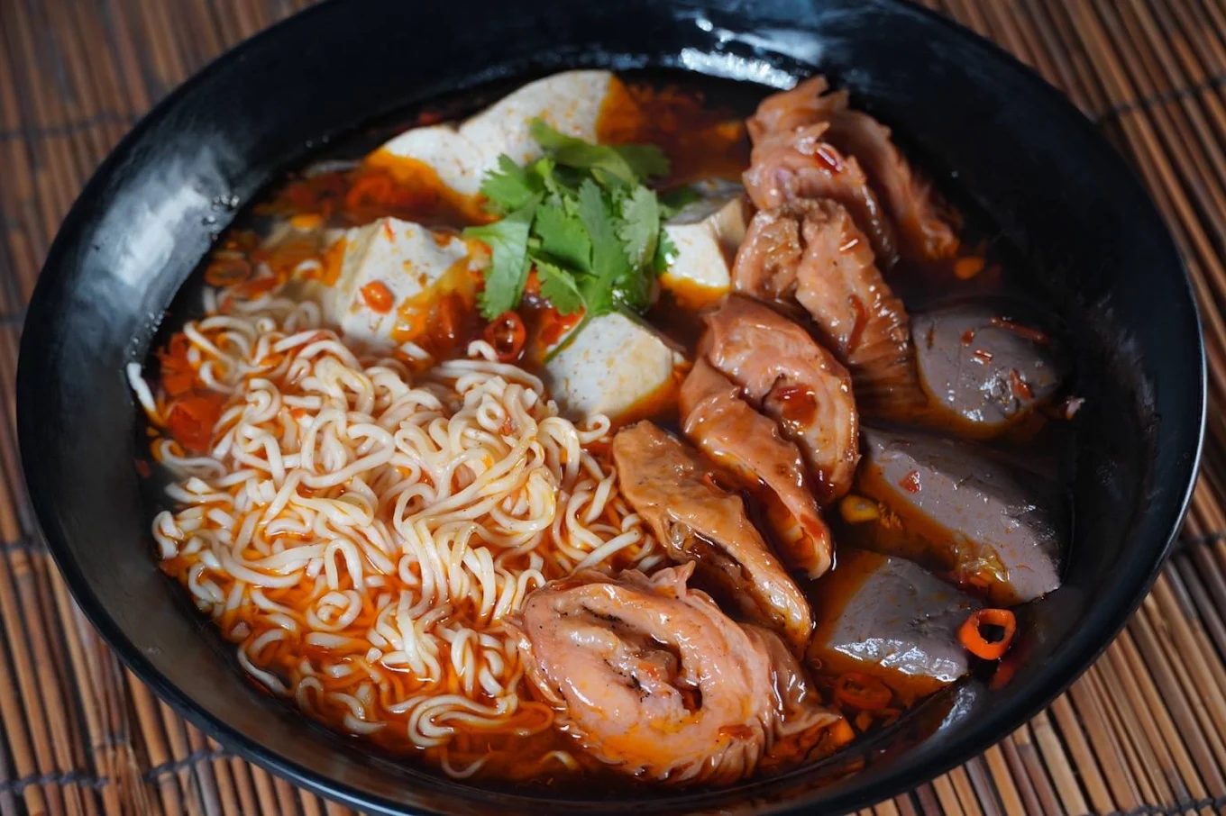 深坑老街美食地圖｜5間必吃臭豆腐與創意豆腐料理，走訪新北最香的老街風味