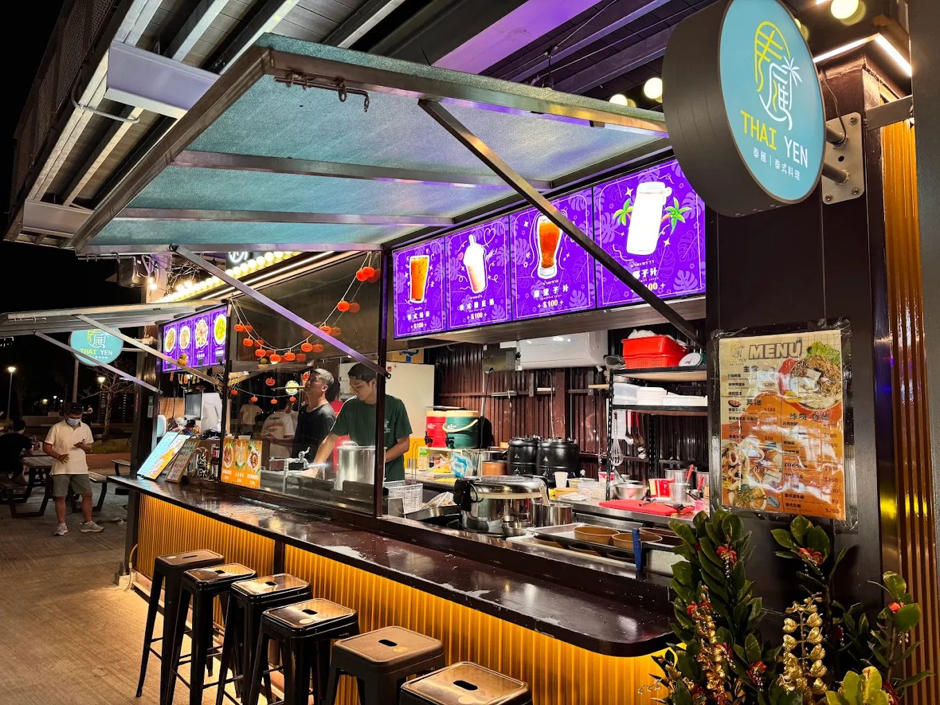 市集內豐富多樣的美食攤位與餐點特寫