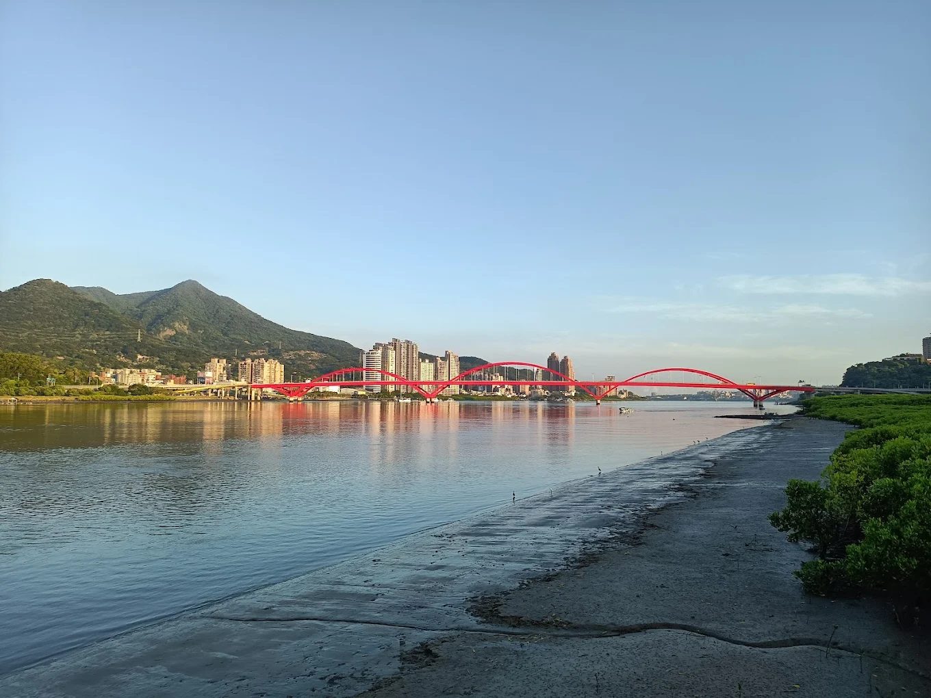 關渡碼頭現今的風貌，遠眺淡水河與觀音山