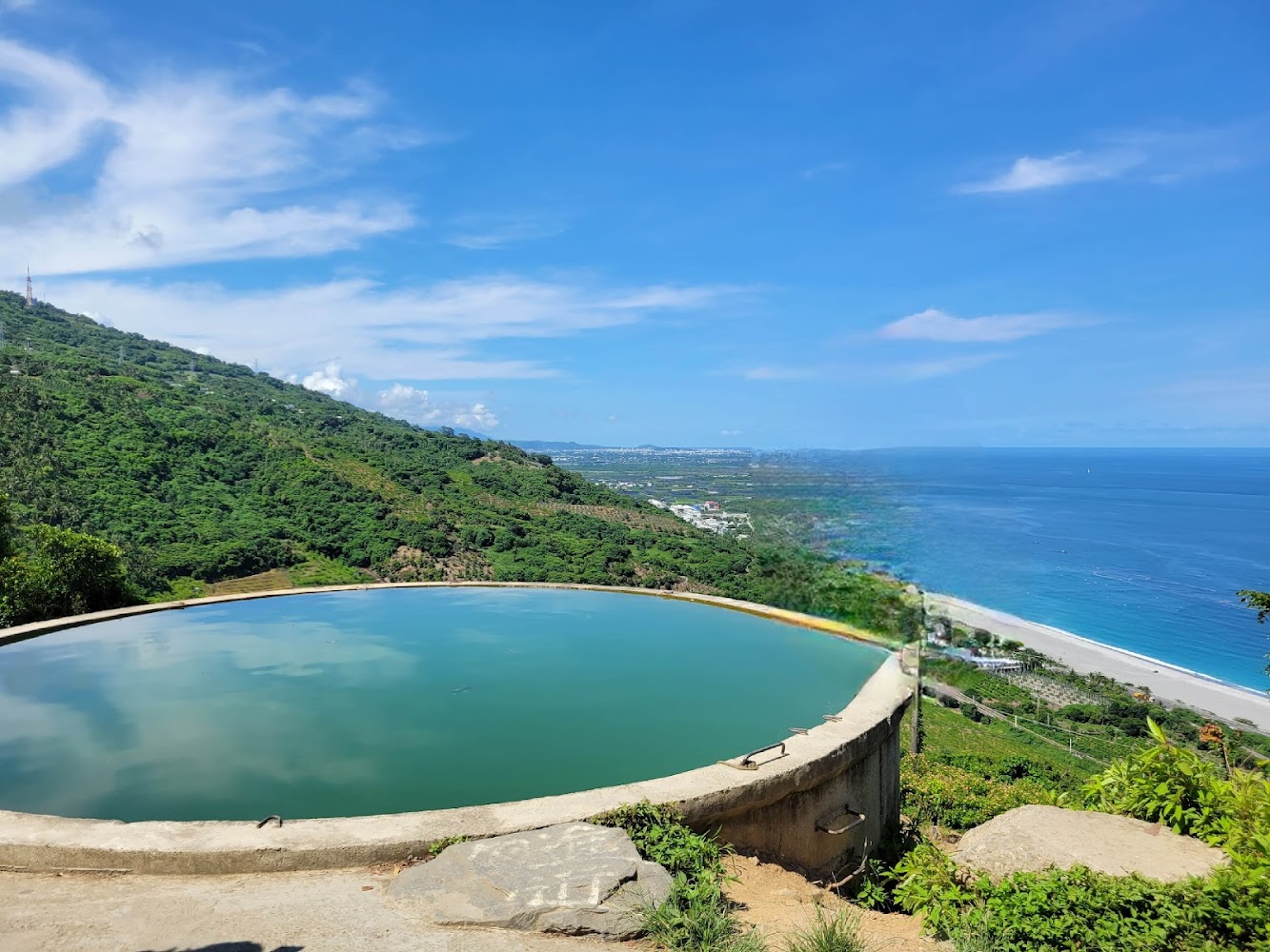 【2025金黃花海漫遊】台東金針花季全攻略｜金崙海灘、六十石山、天空之鏡一日行程提案