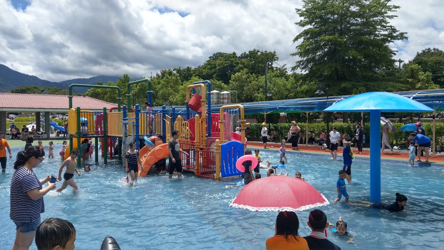 🌞【竹崎親水公園兒童戲水區全攻略】夏日親子戲水首選！設施介紹、美食推薦、交通指南一次看