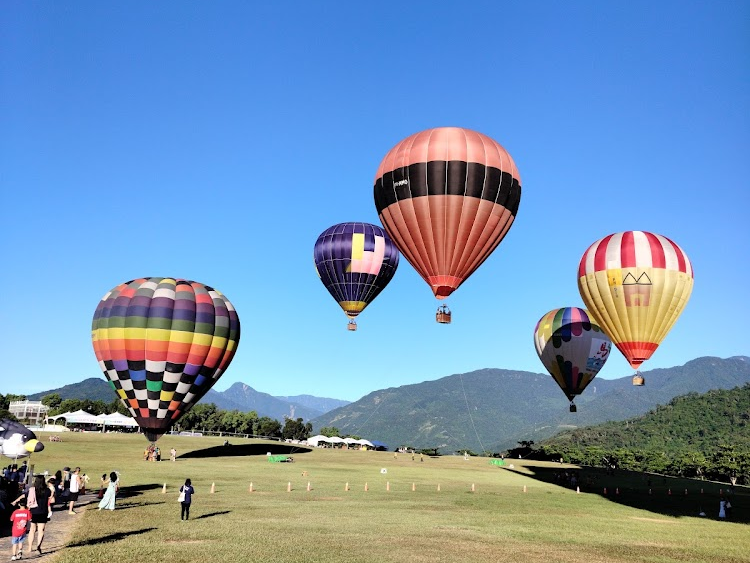 台東鹿野高台特色｜熱氣球嘉年華：探索冬山火車站的空中奇妙之旅