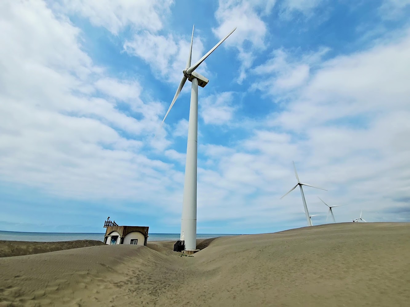 【桃園秘境】觀音草漯沙丘一日遊｜風車、沙丘、夕陽，免費打卡美景全攻略