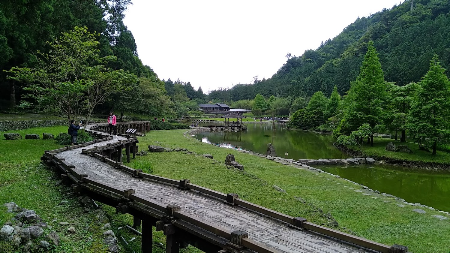 【2025最新】明池森林遊樂區全攻略｜森林系秘境一日遊、湖景步道、住宿交通一次看