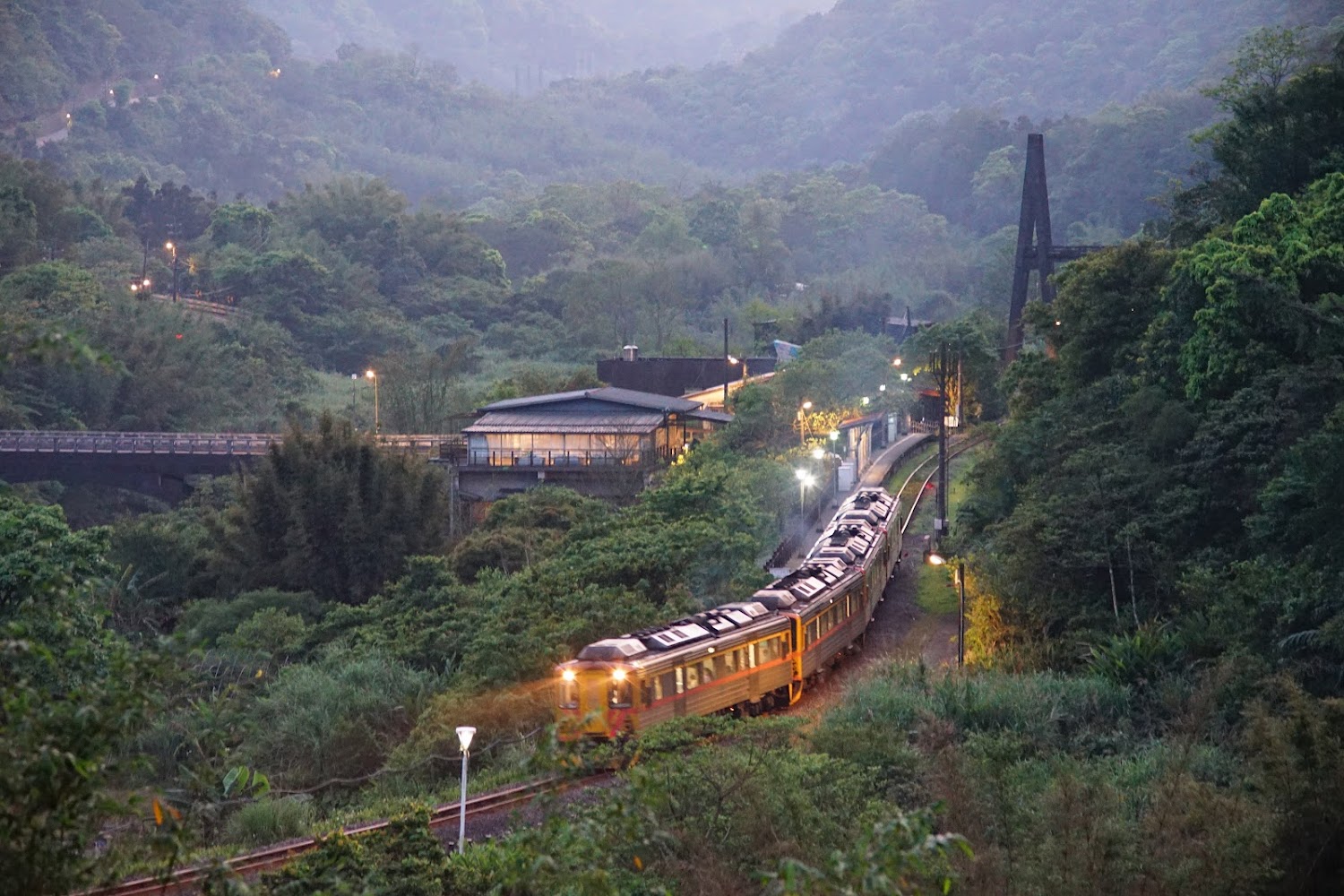 台灣火車拍攝景點推薦：鐵道迷與親子旅遊必訪秘境！